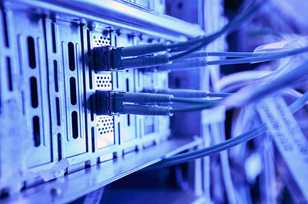 Quels sont les avantages liés à l'utilisation d'une baie de brassage en milieu informatique ?